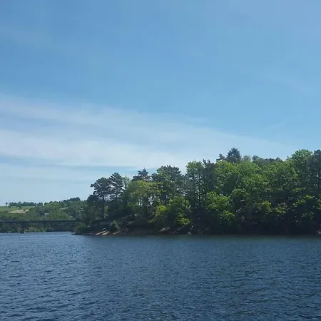 Cantal T2 Independant Bord De Lac Dans Maison D'habitation